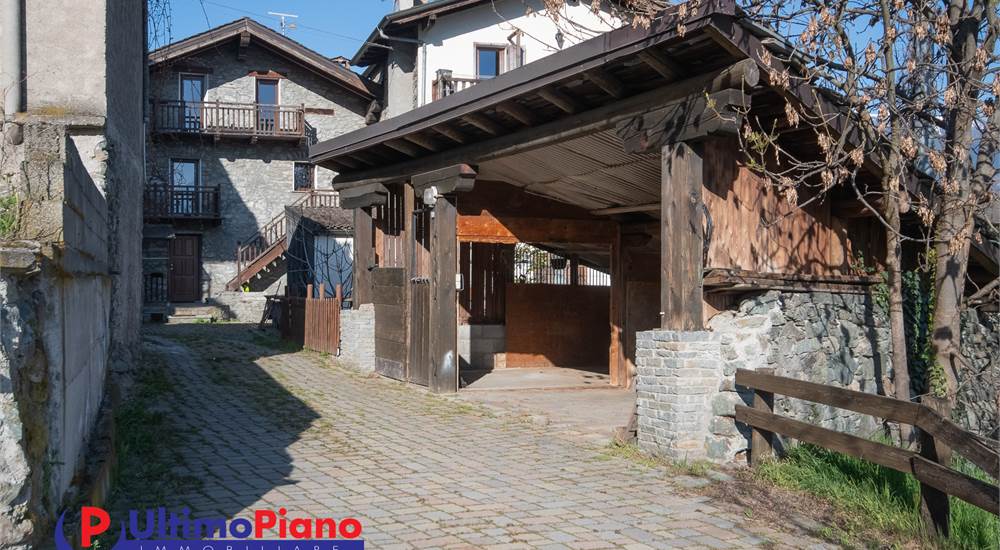 posti auto e zona lastricata di proprietà
