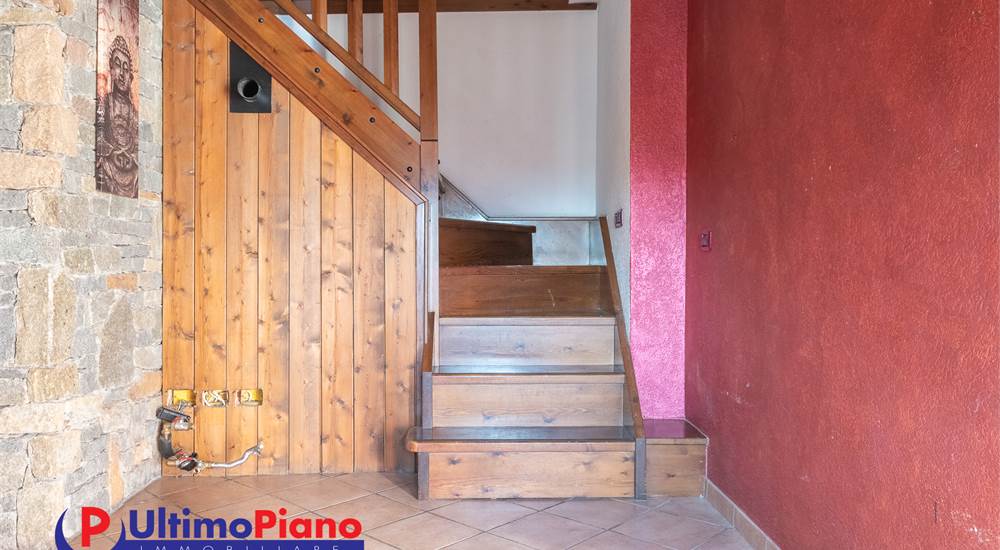 scala di accesso al piano secondo