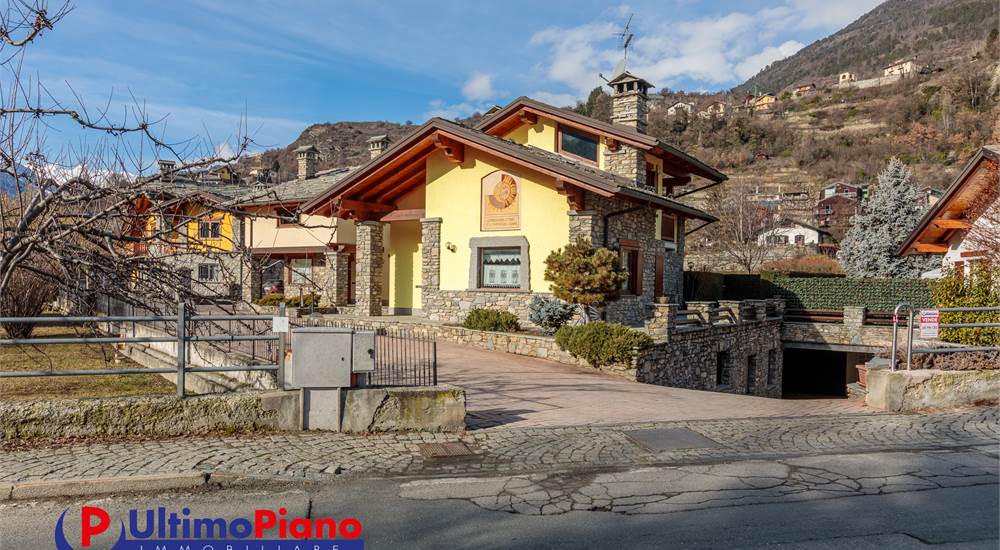 FACCIATA E INGRESSO GARAGE