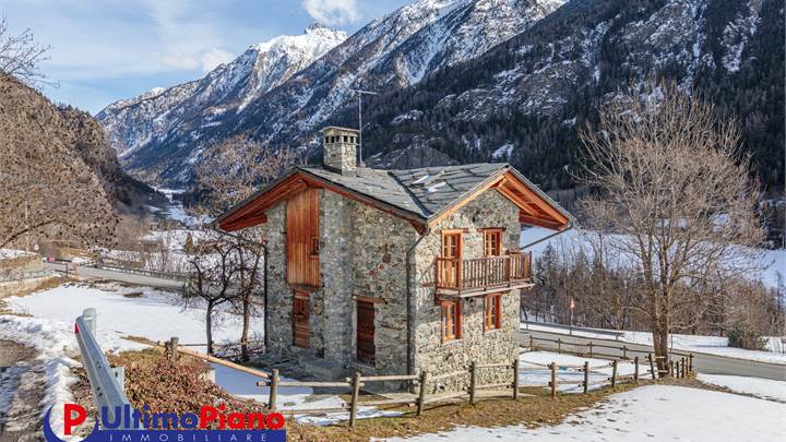 Villa singola in pietra e legno con 4 camere da letto