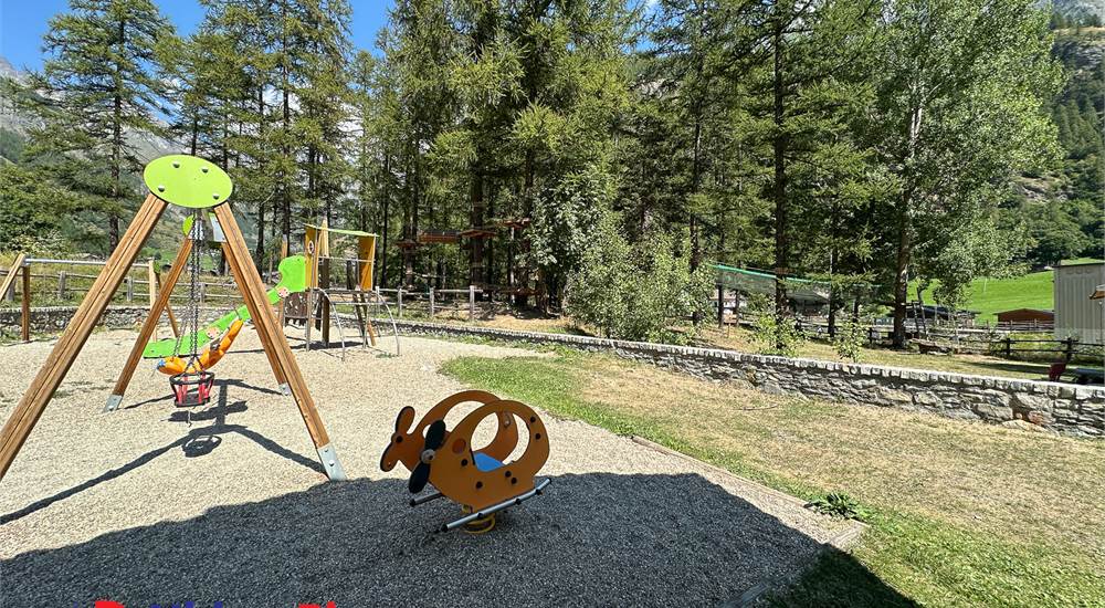 parco giochi circostante