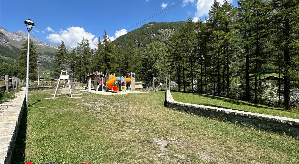 parco giochi circostante