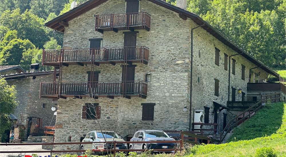 facciata e posti auto