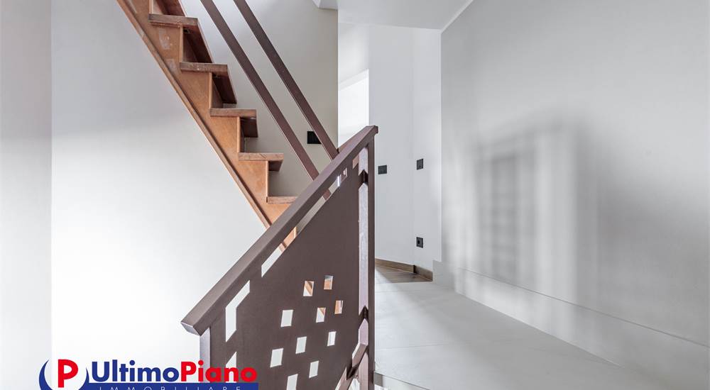 SCALA INTERNA VERSO PIANO PRIMO